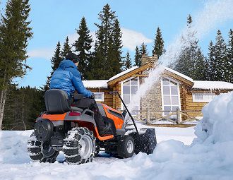 Снегоуборочный трактор для уборки мусора и снега