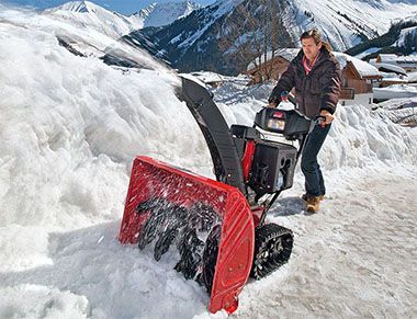 Снегоуборщик на гусеничном ходу от компании МТД