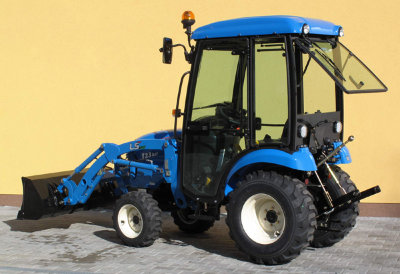 Трактор LS Tractor J23 HST (В комплекте: Кабина, нож-отвал, задняя щетка, джойстик)